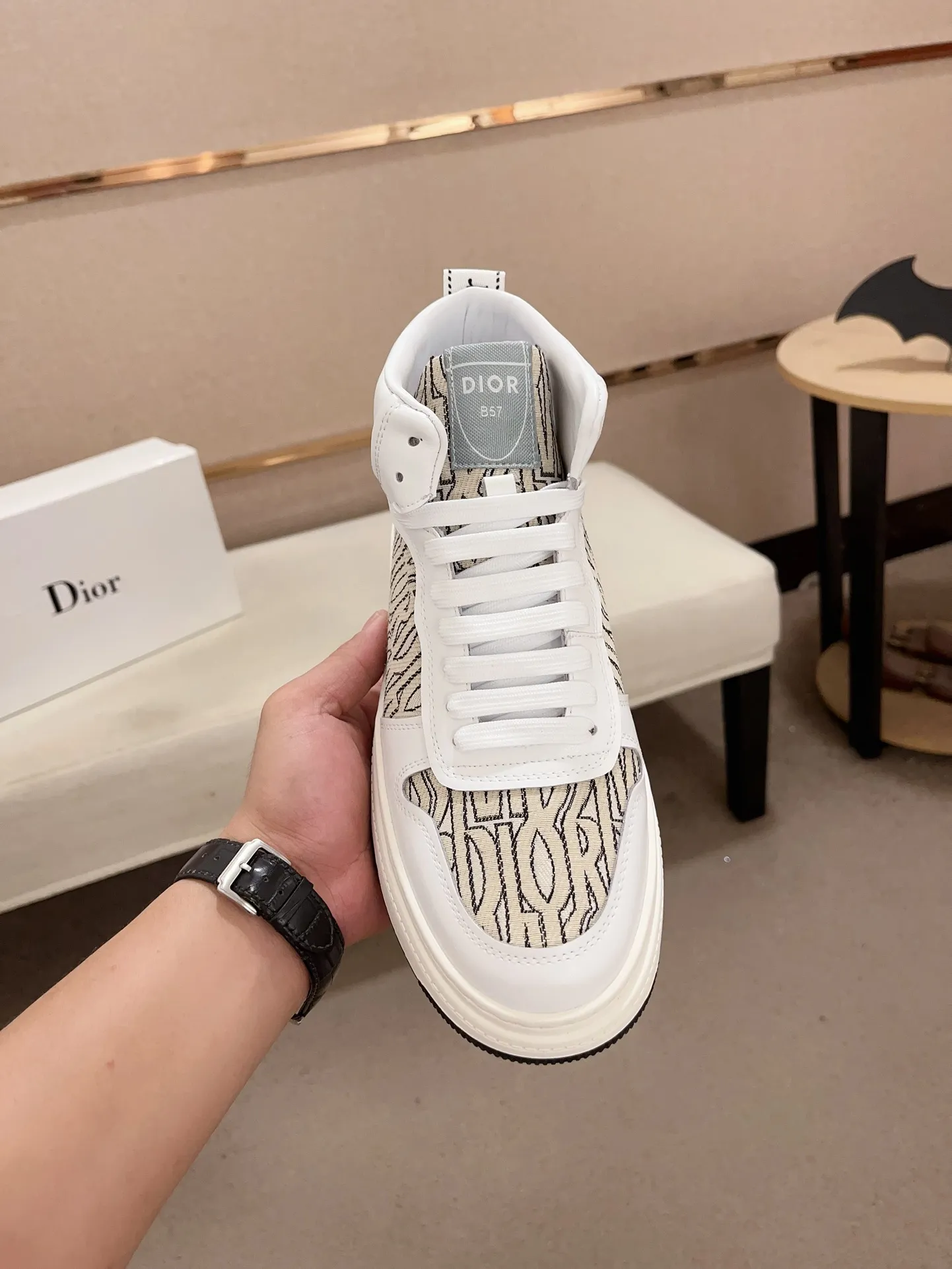 Men's shoes💰 420💰🇮🇹🇮🇹Dior d The new high-tops are on sale at the same time at the counter. The uppers are 🇮🇹 Italian imported first-layer cowhide, and the fully imported sheepskin lining is 💪💪. It is a complete 1⃣️ to 1⃣️ replica 🇮🇹💪💪. ⚠Sole: The original sole is specially provided by the original factory. The exclusive movable molded sole is super comfortable. ⚠Original factory follow-up goods, 🔍🔍high quality, you can enter and exit the counter at will, welcome to compare⚠. Code number:38-44